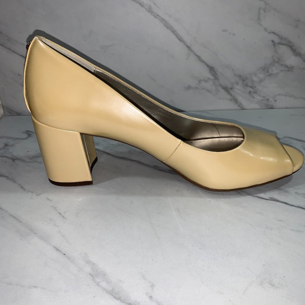 NWOT ANN KLEIN Pearlized lButtercup Low Heels - Picture 3 of 7